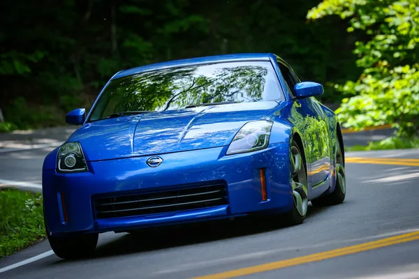 Blue Nissan 350Z cornering on the Tail of the Dragon